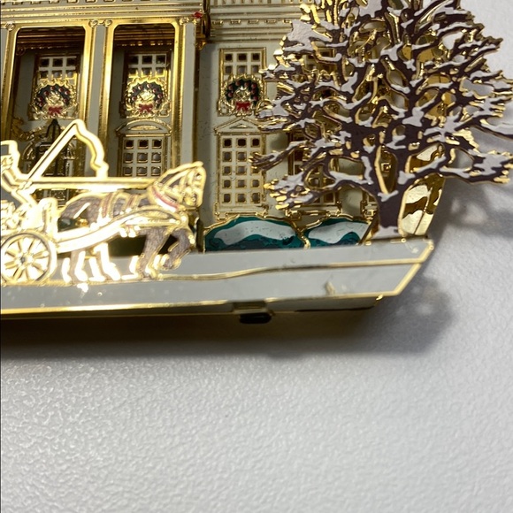 2003 White House Historical Association Ornement Gold and Red Holiday Ornament - Picture 3 of 10